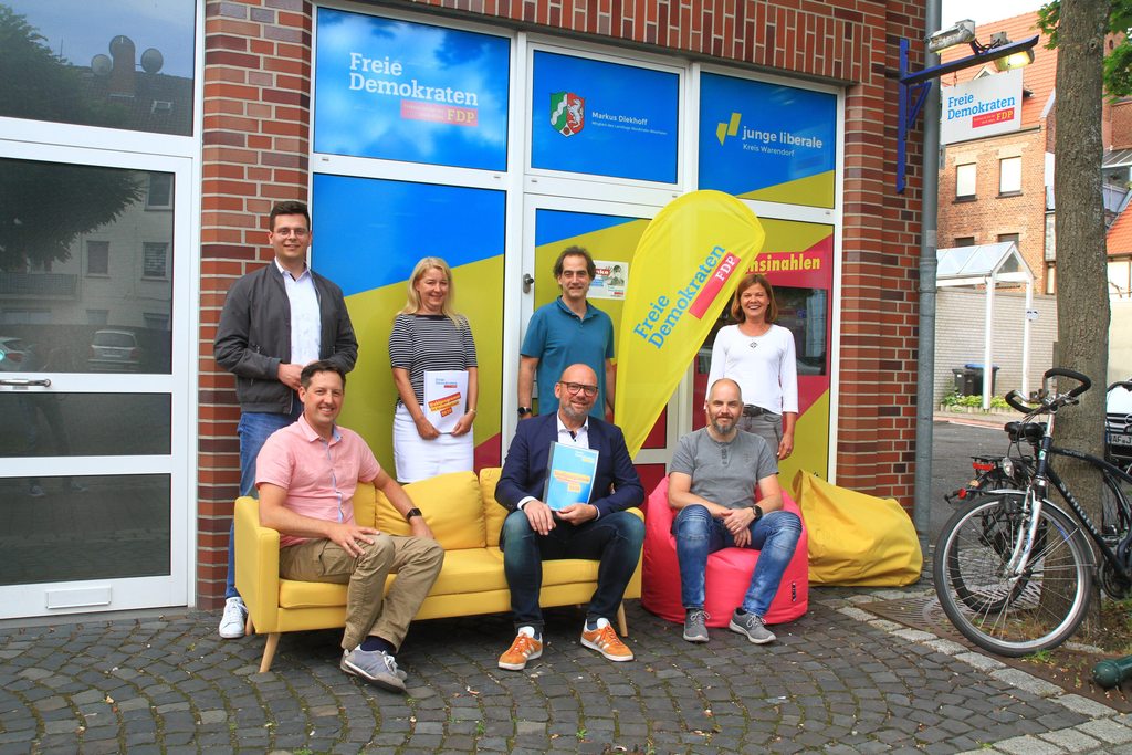 Das Wahlprogramm der Ahlener FDP stellten am Mittwochabend vor: vorne v.l. Norbert Fleischer, Eric Fellmann, Thorsten Beiske; hinten v.l. Lars Jehne, Britta Tomsa, Carsten Westphal und Andrea Bartscher. (Peter Harke)
